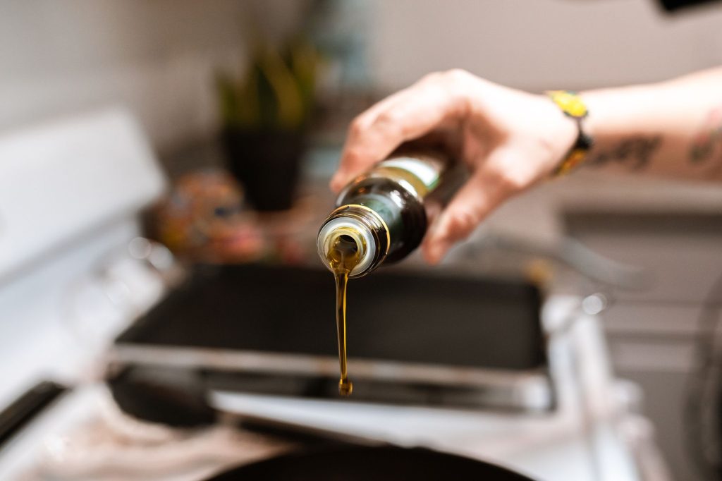 Huile d olive versée dans une coupelle