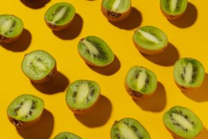 Kiwis tranchés avec leur peau