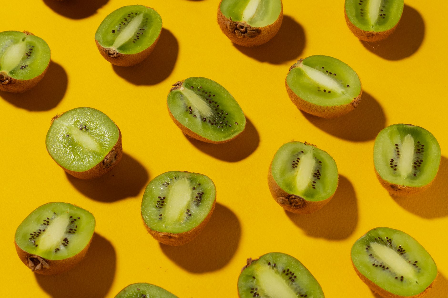 Kiwis tranchés avec leur peau