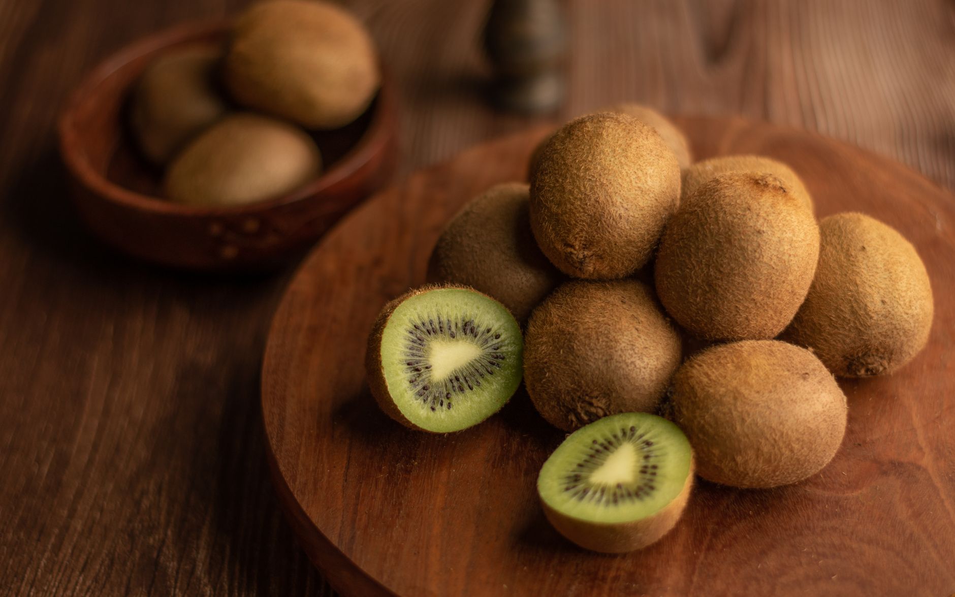 Kiwis bio posés sur un plateau en bois