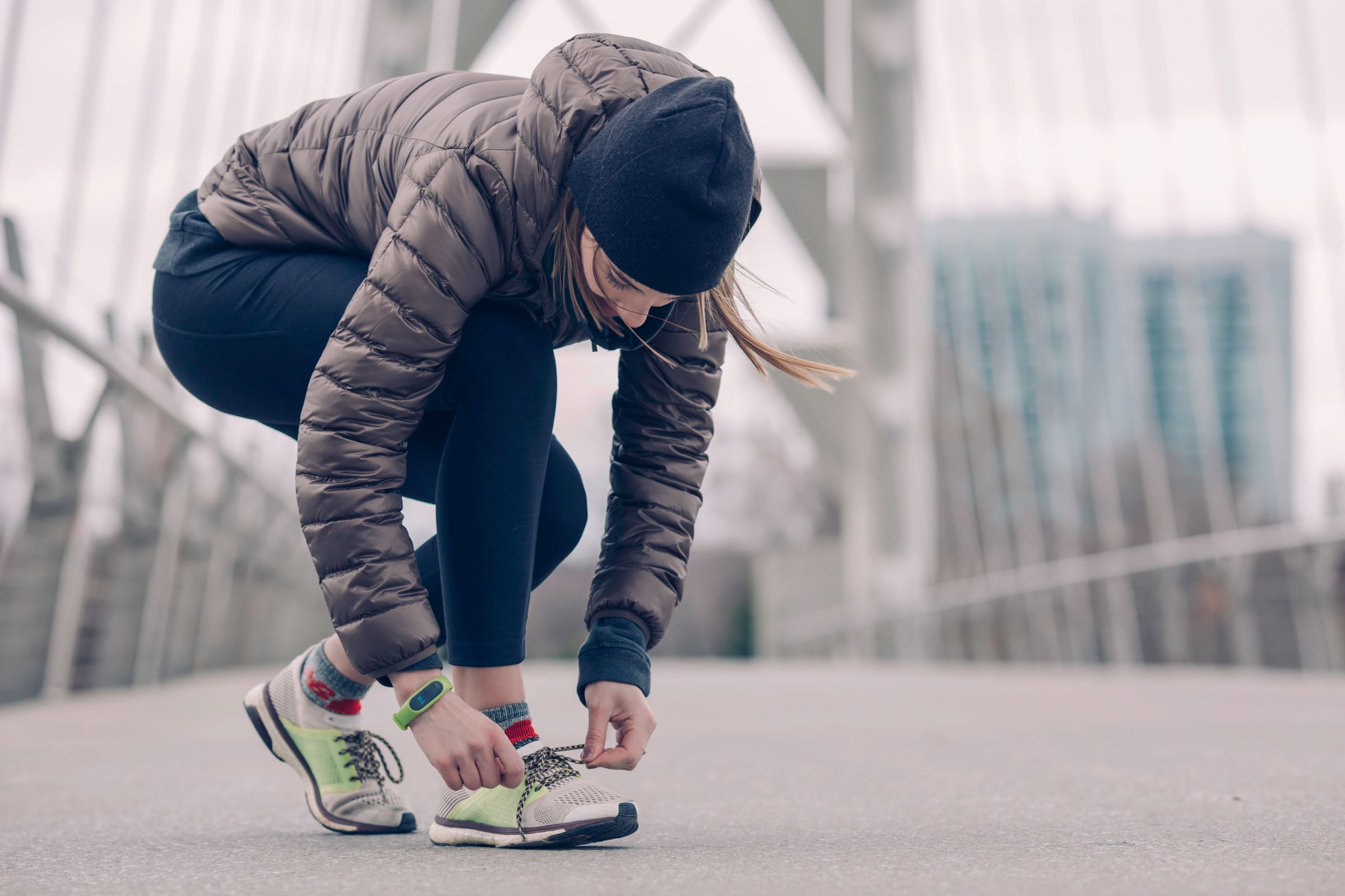 Lacer ses chaussures de running avant une sortie hivernale
