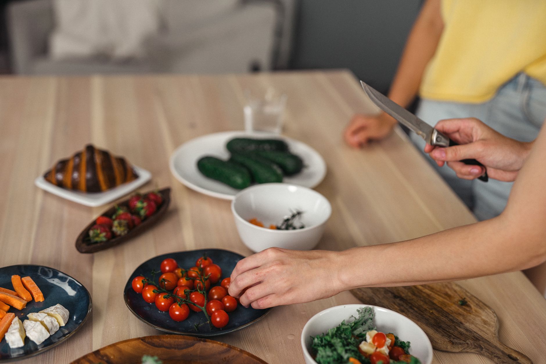 Mains qui préparent des légumes frais