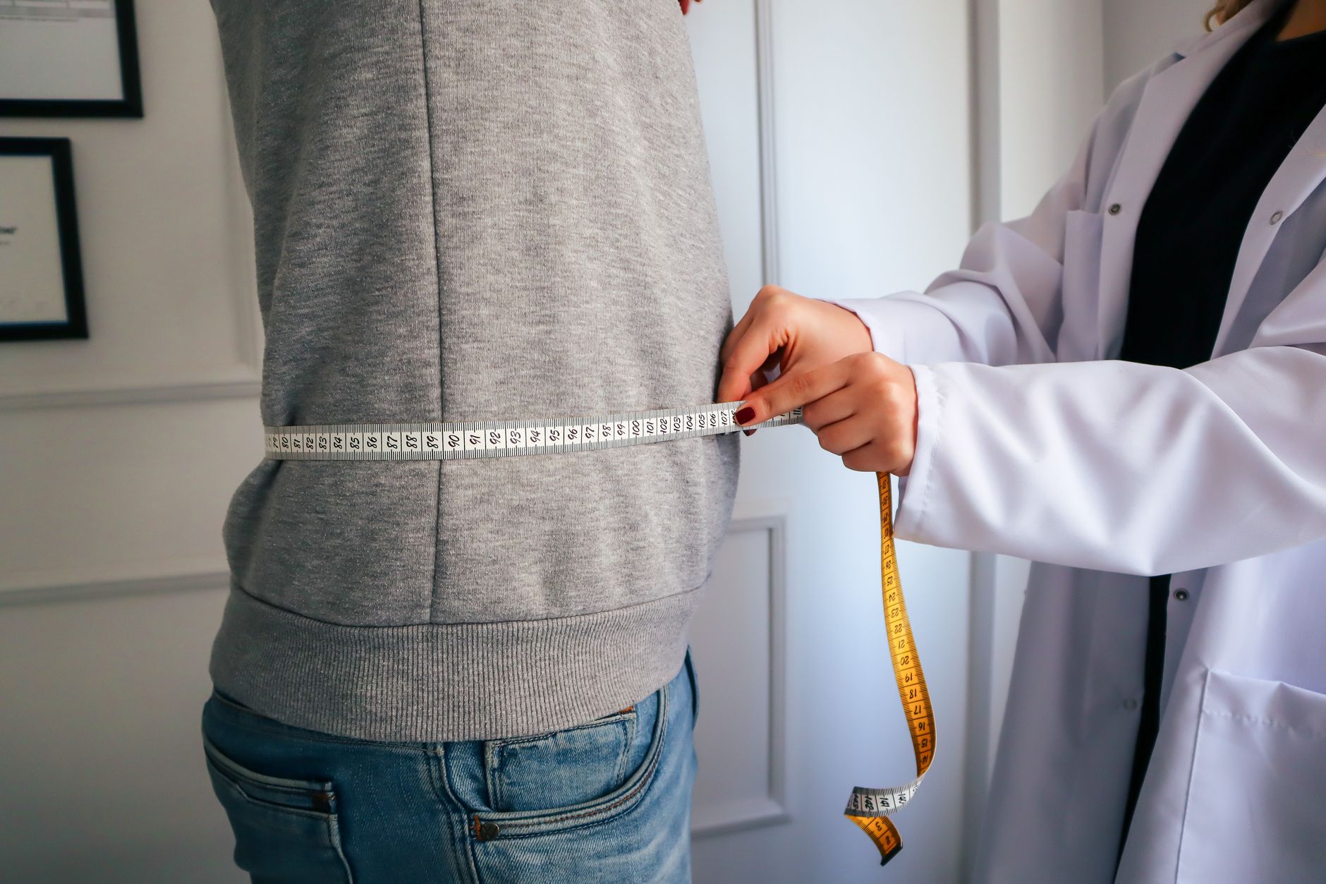 Mesure du tour de taille par une professionnelle de sante