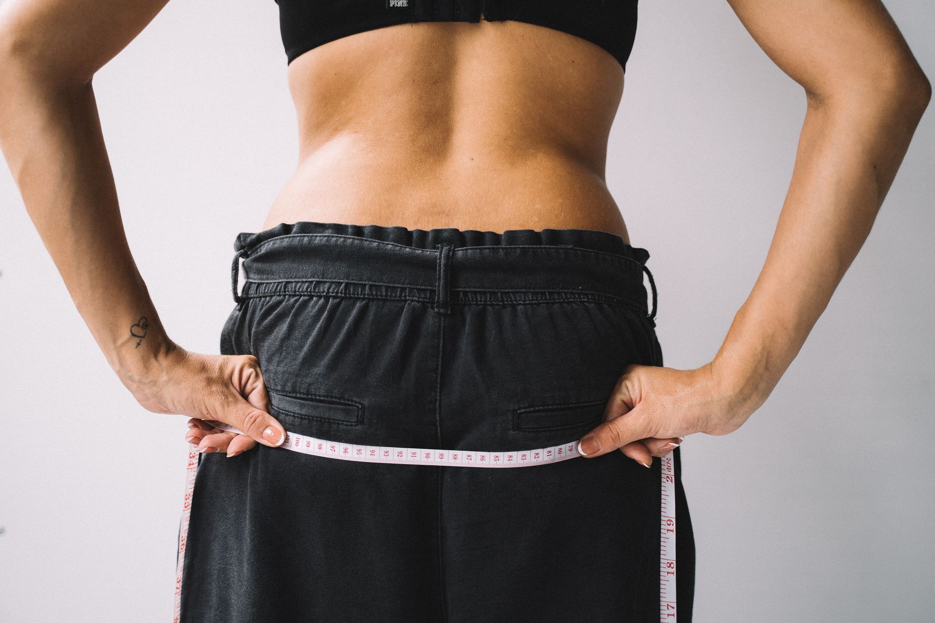 Mesurer son tour de taille avec un metre ruban