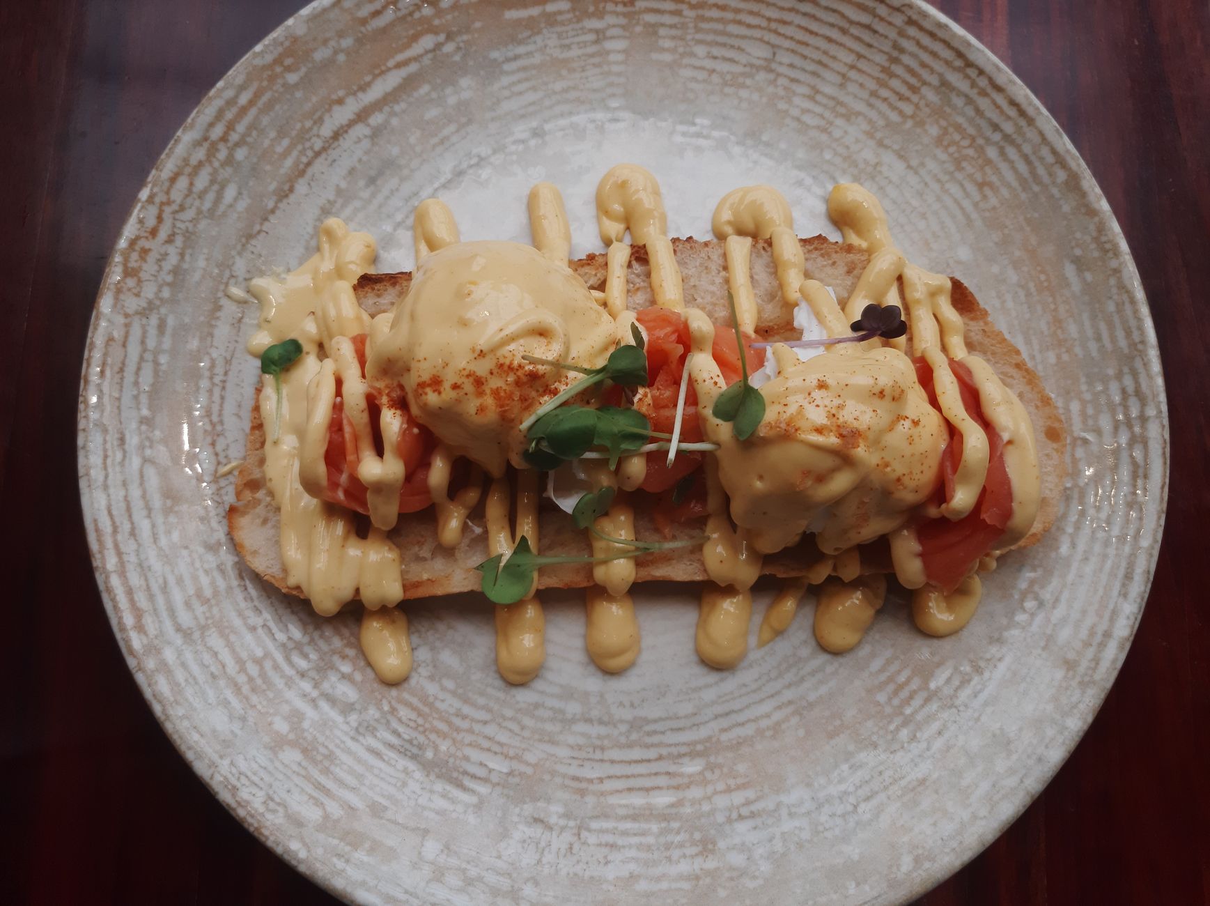 Oeufs pochés et hollandaise au saumon fumé
