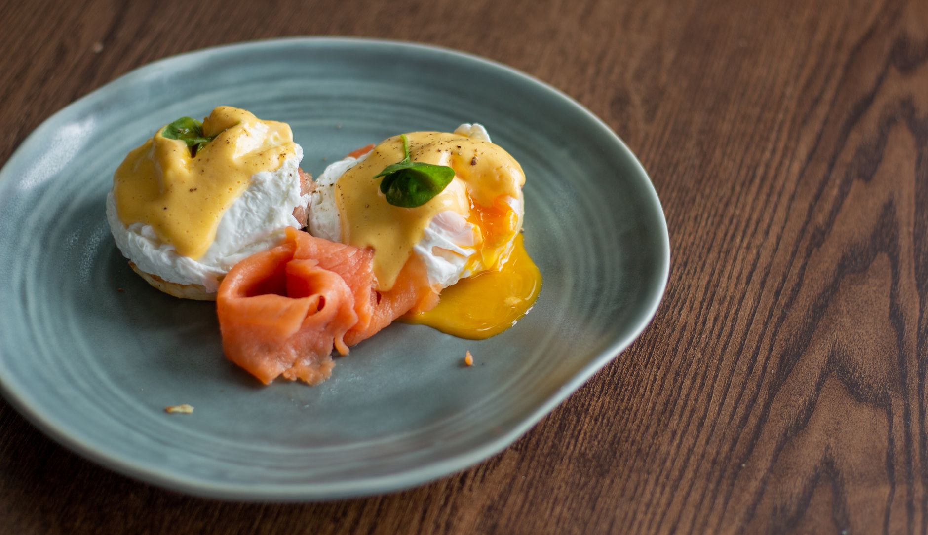 Petit-déjeuner oeufs et saumon fumé