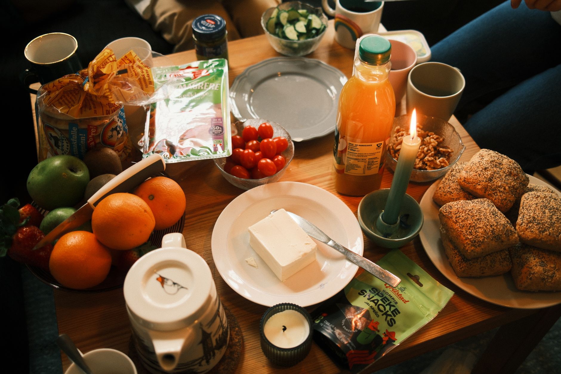 Petit-déjeuner varié avec fruits frais