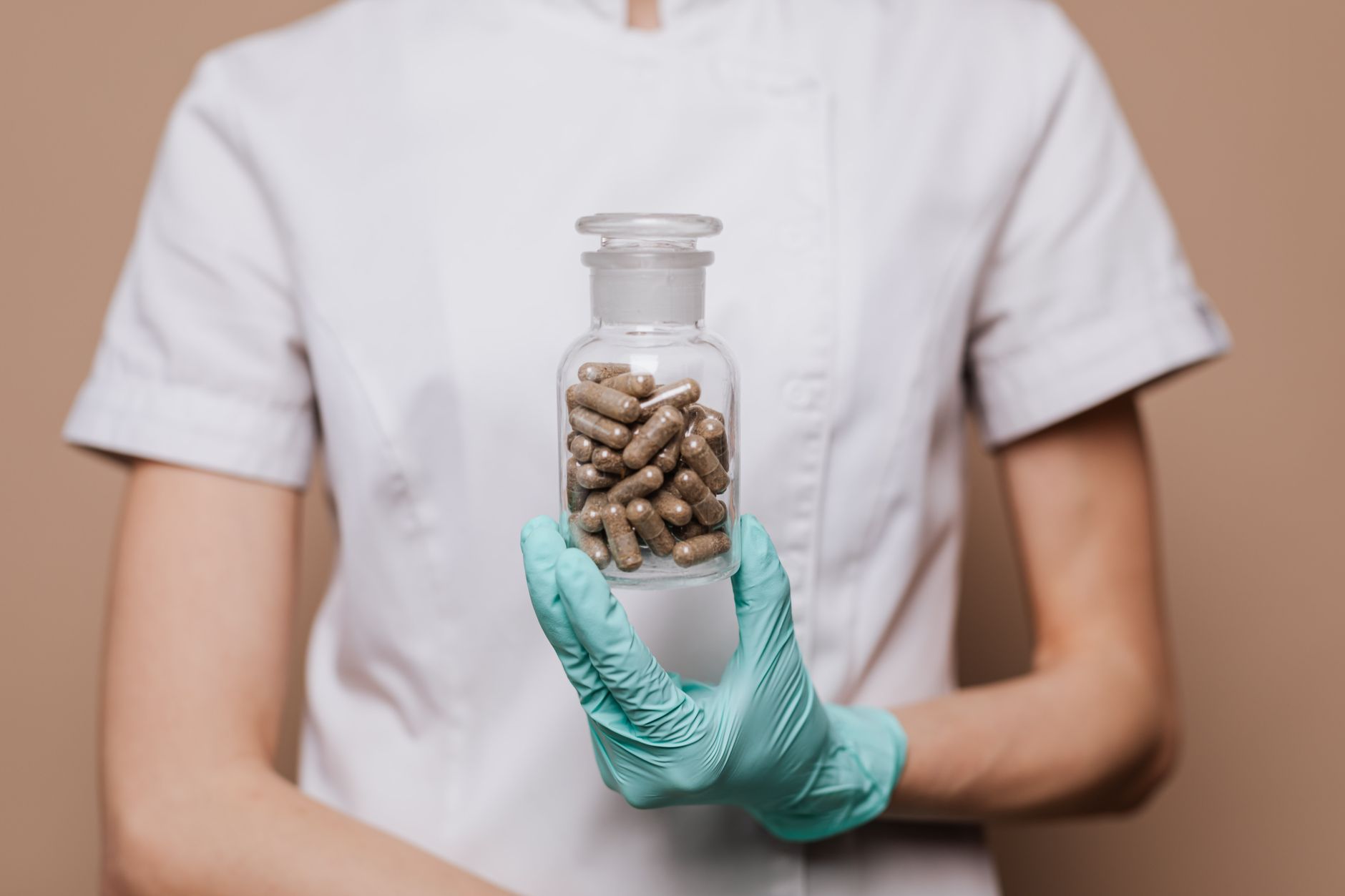 Pharmacien présentant un complément alimentaire