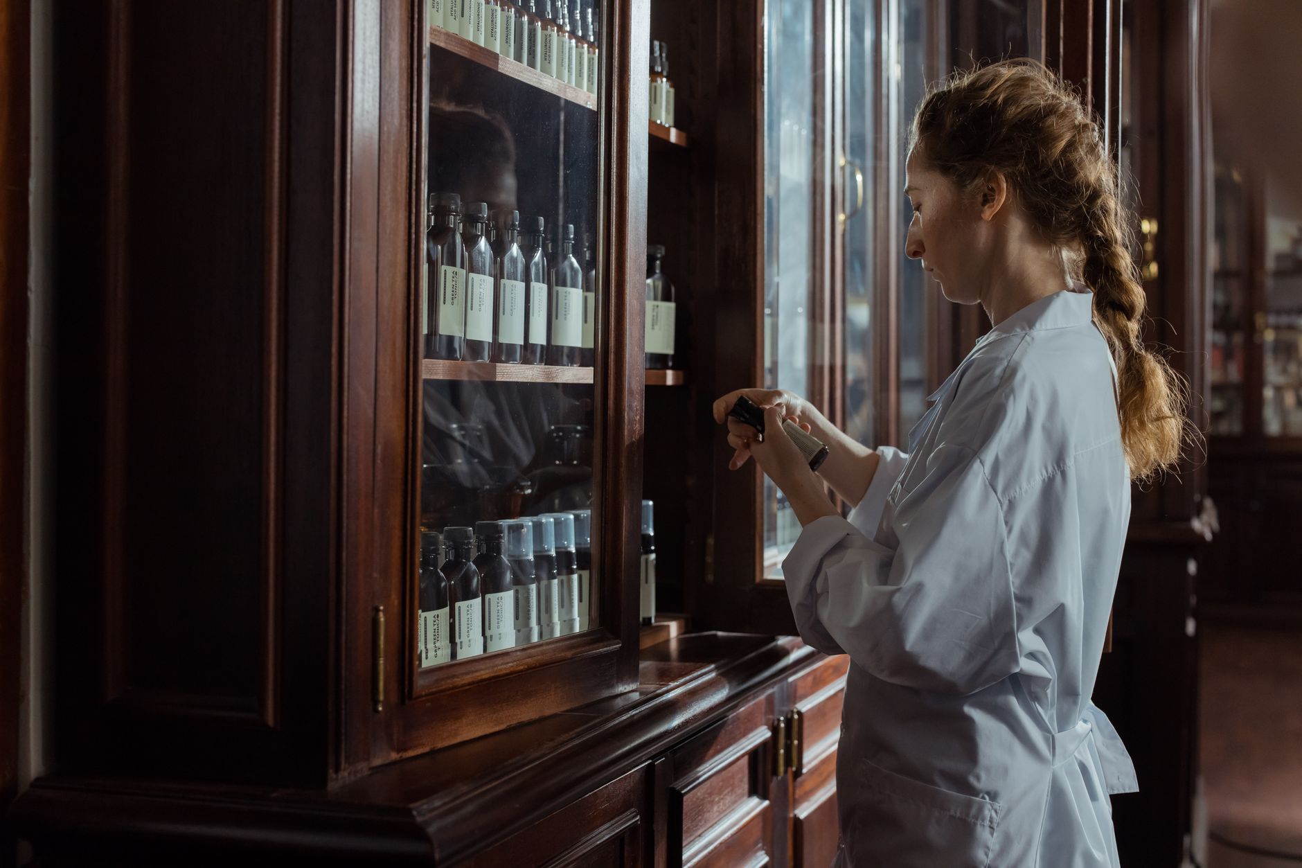 Pharmacienne qui range des boites en rayon