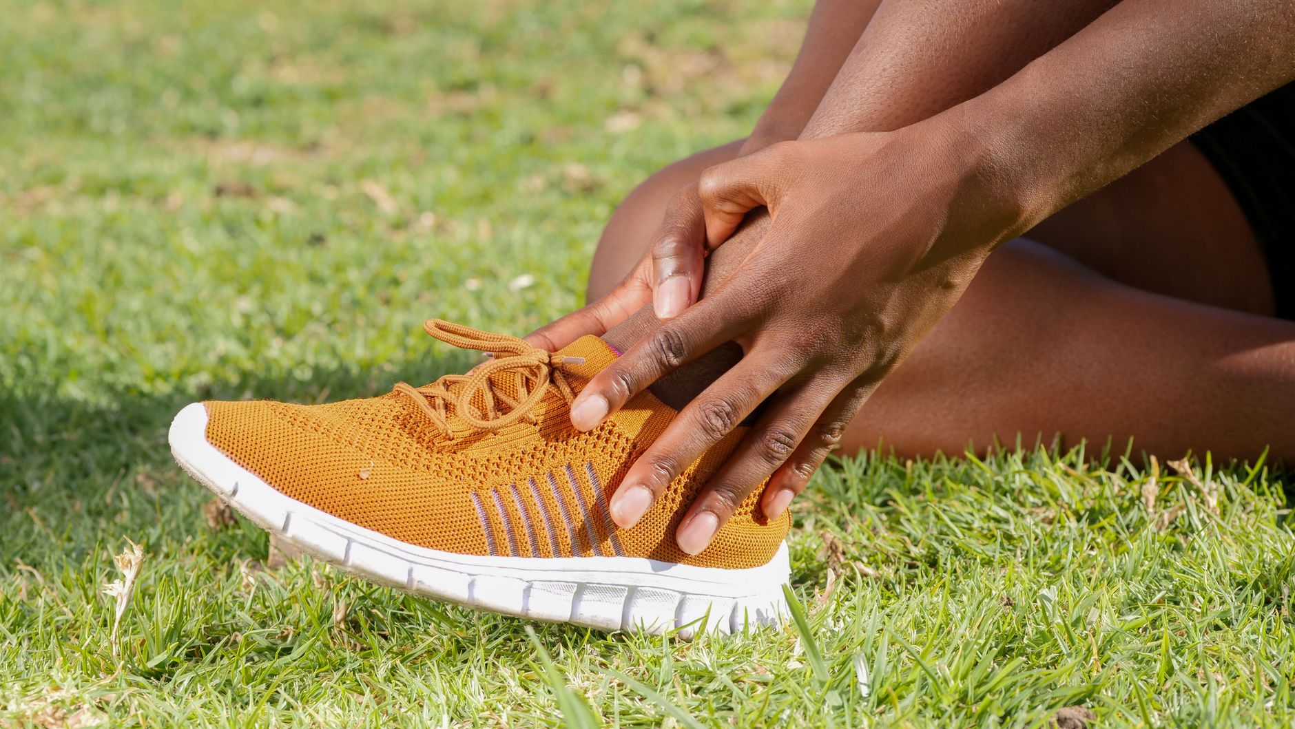 Personne se tenant le pied douloureux