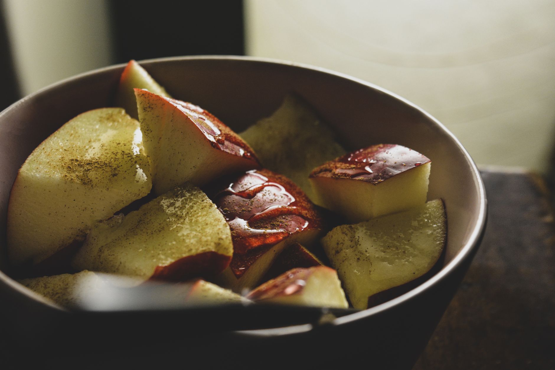 Pommes tranchees dans un bol avec cannelle