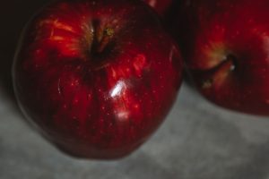 Pommes rouges fraiches sur fond gris