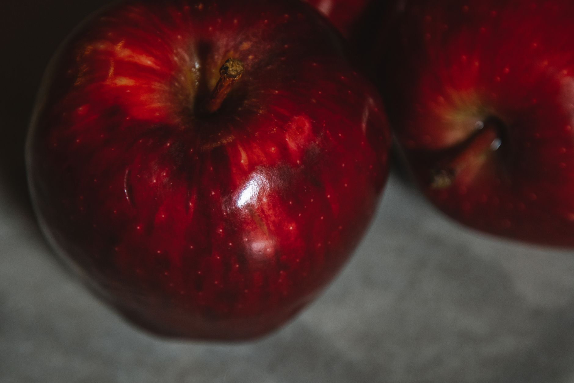 Pommes rouges fraiches sur fond gris