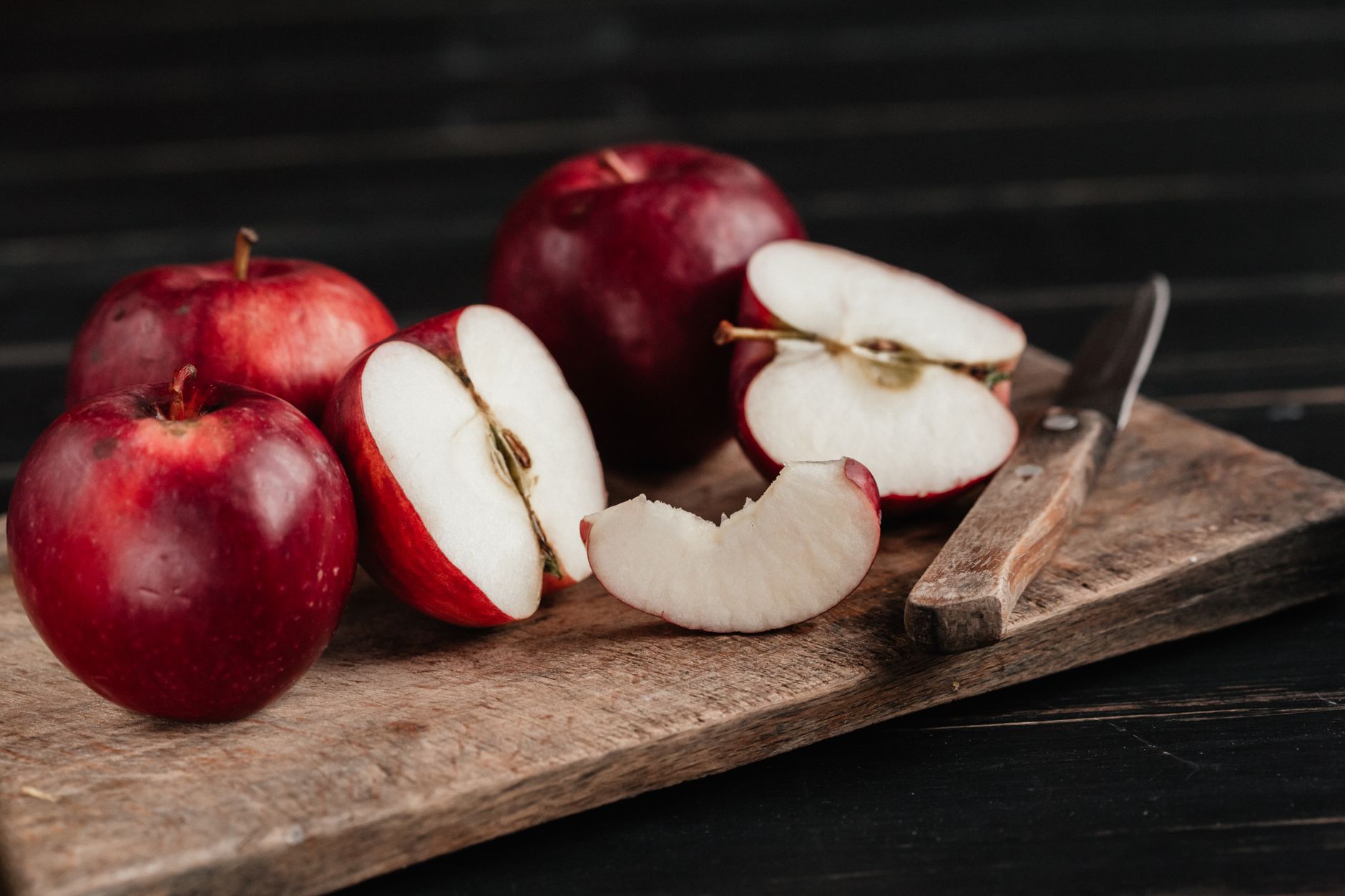 Pommes tranchees sur planche en bois