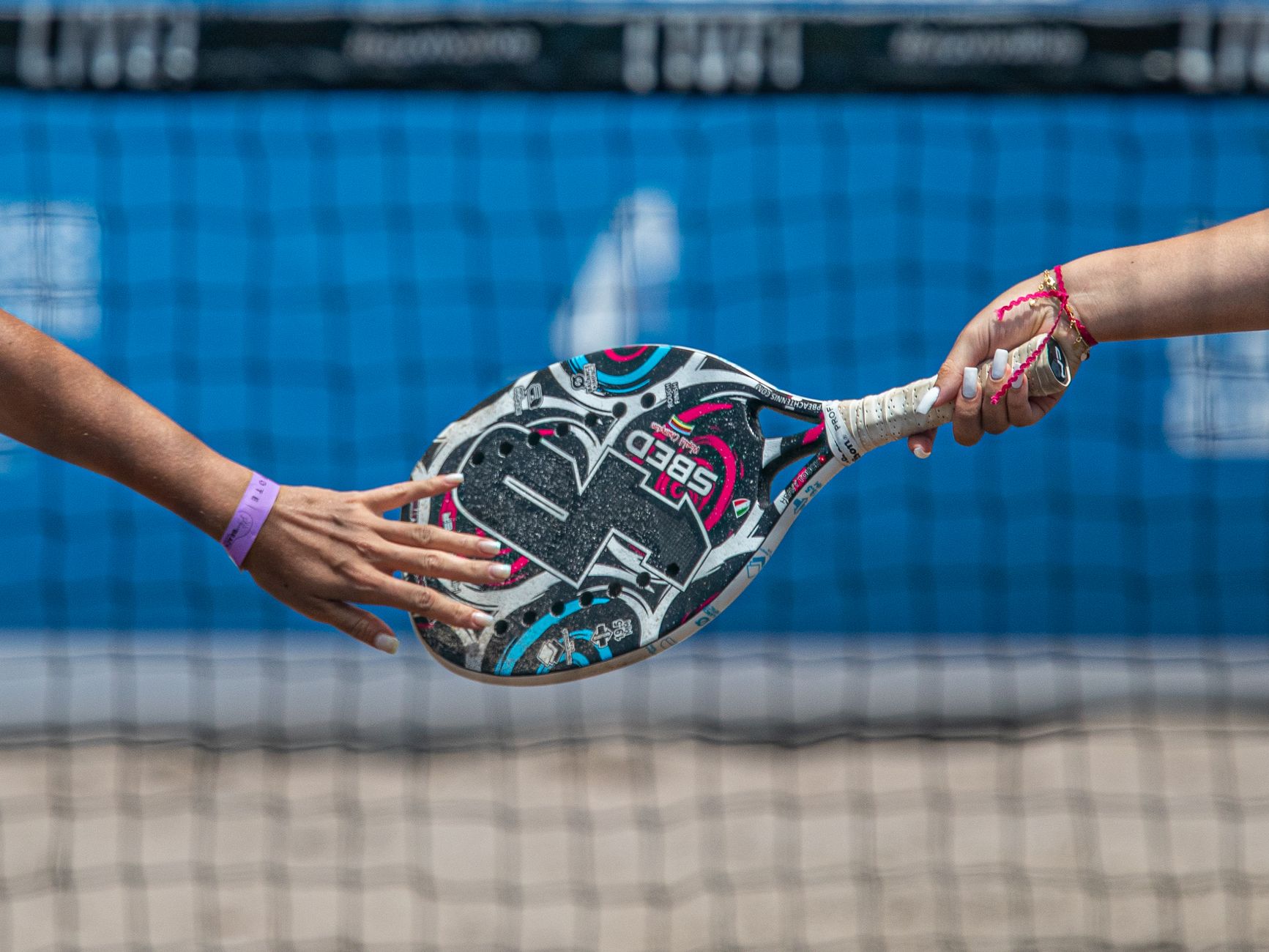 Échange de raquette de padel entre deux joueurs