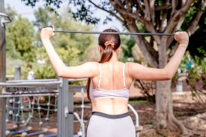 Tirage avec élastique en salle de sport