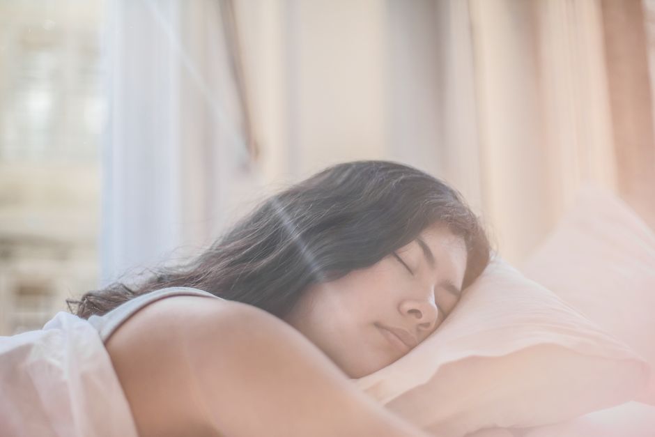 Femme qui dort paisiblement le matin