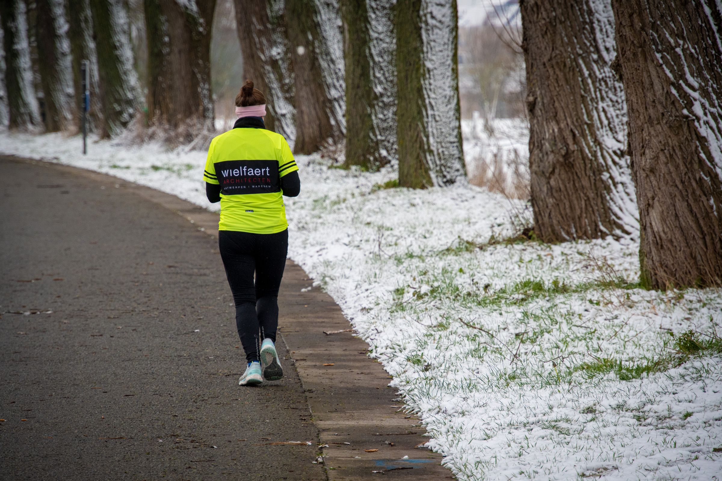 Sortie running hivernale en tenue technique colorée