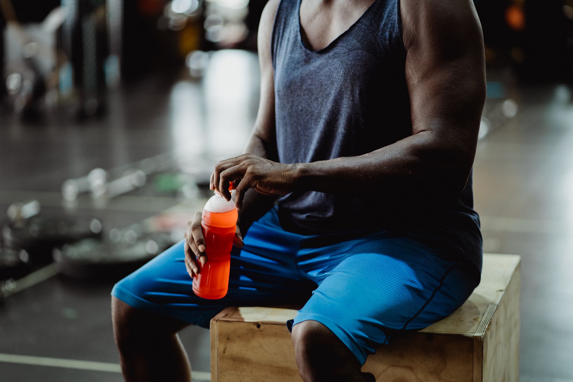 Sportif muscle faisant une pause avec une boisson proteinee