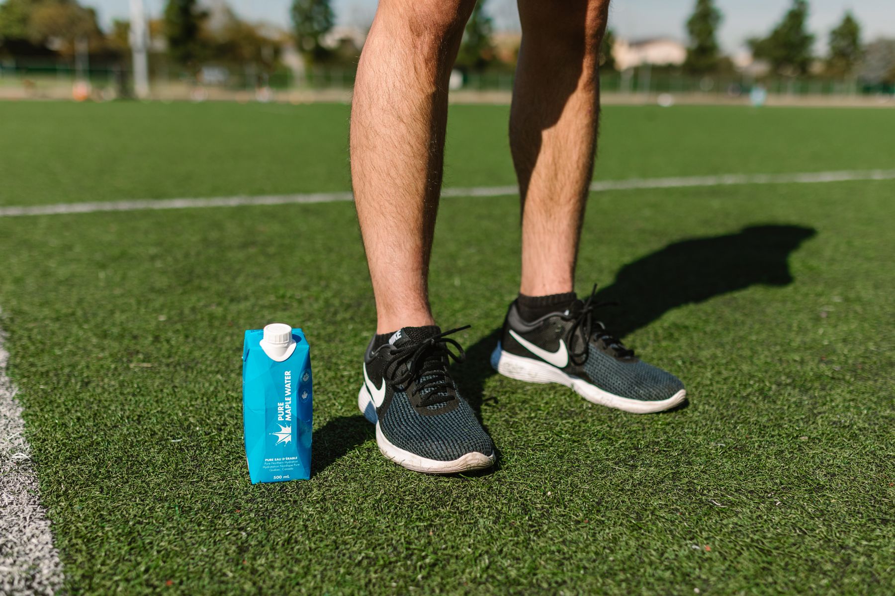 Sportif sur un terrain en extérieur