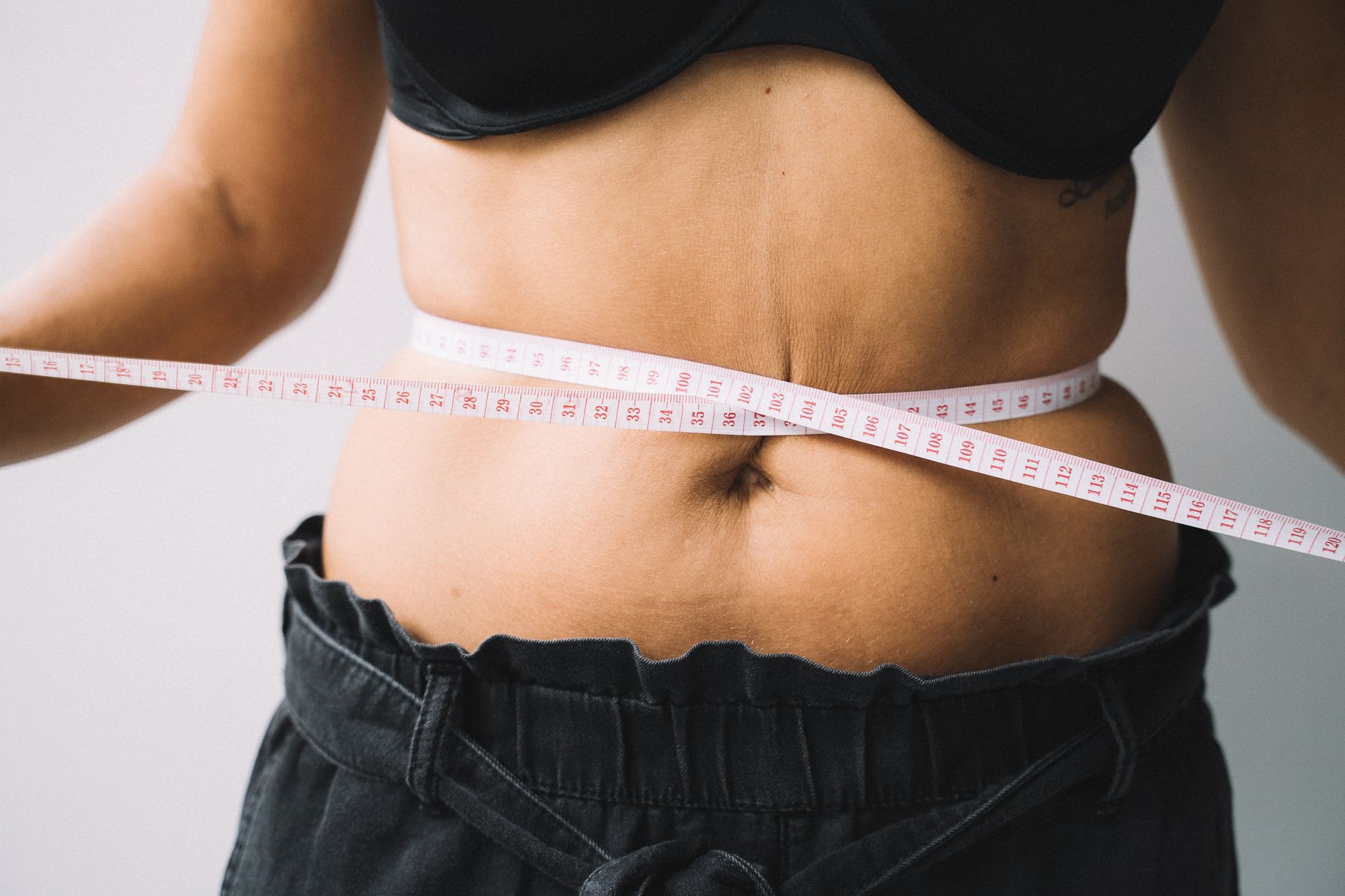 Tour de taille mesure au metre pour evaluer le surpoids