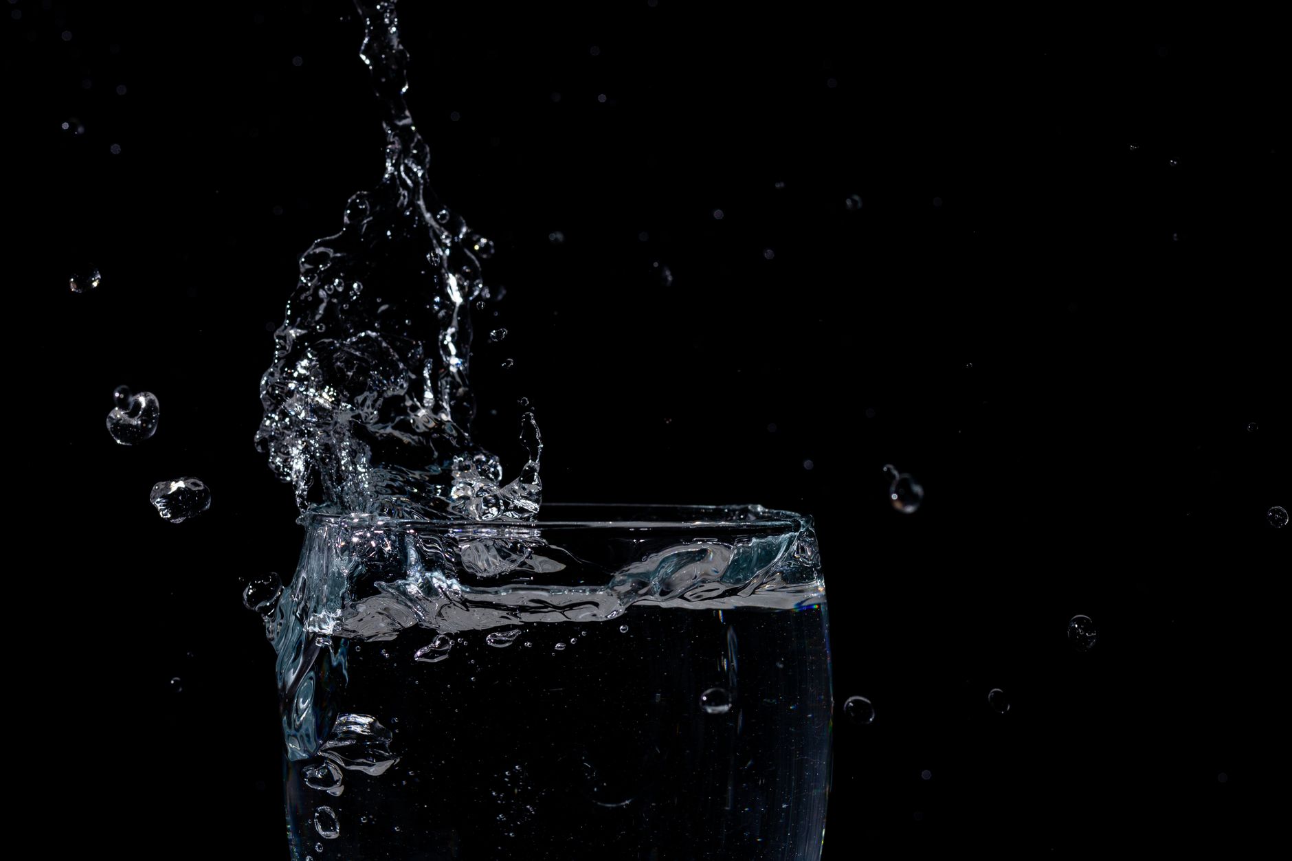 Verre d'eau posé sur une table