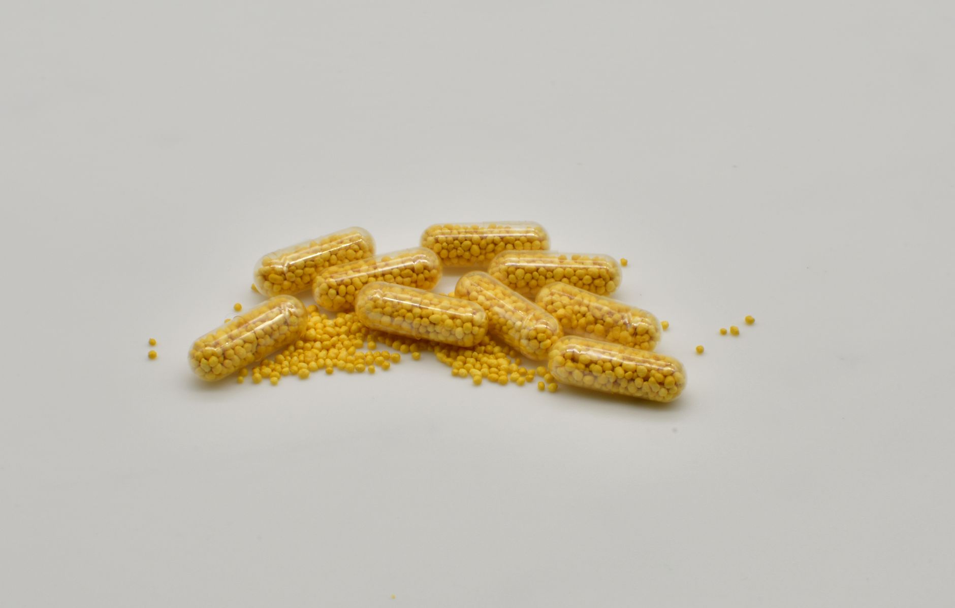 Capsules jaunes de complément alimentaire