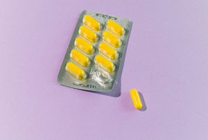 Gelules de vitamine B12 sur fond violet