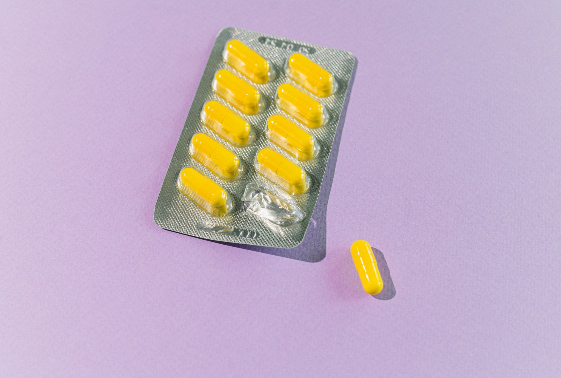 Gelules de vitamine B12 sur fond violet