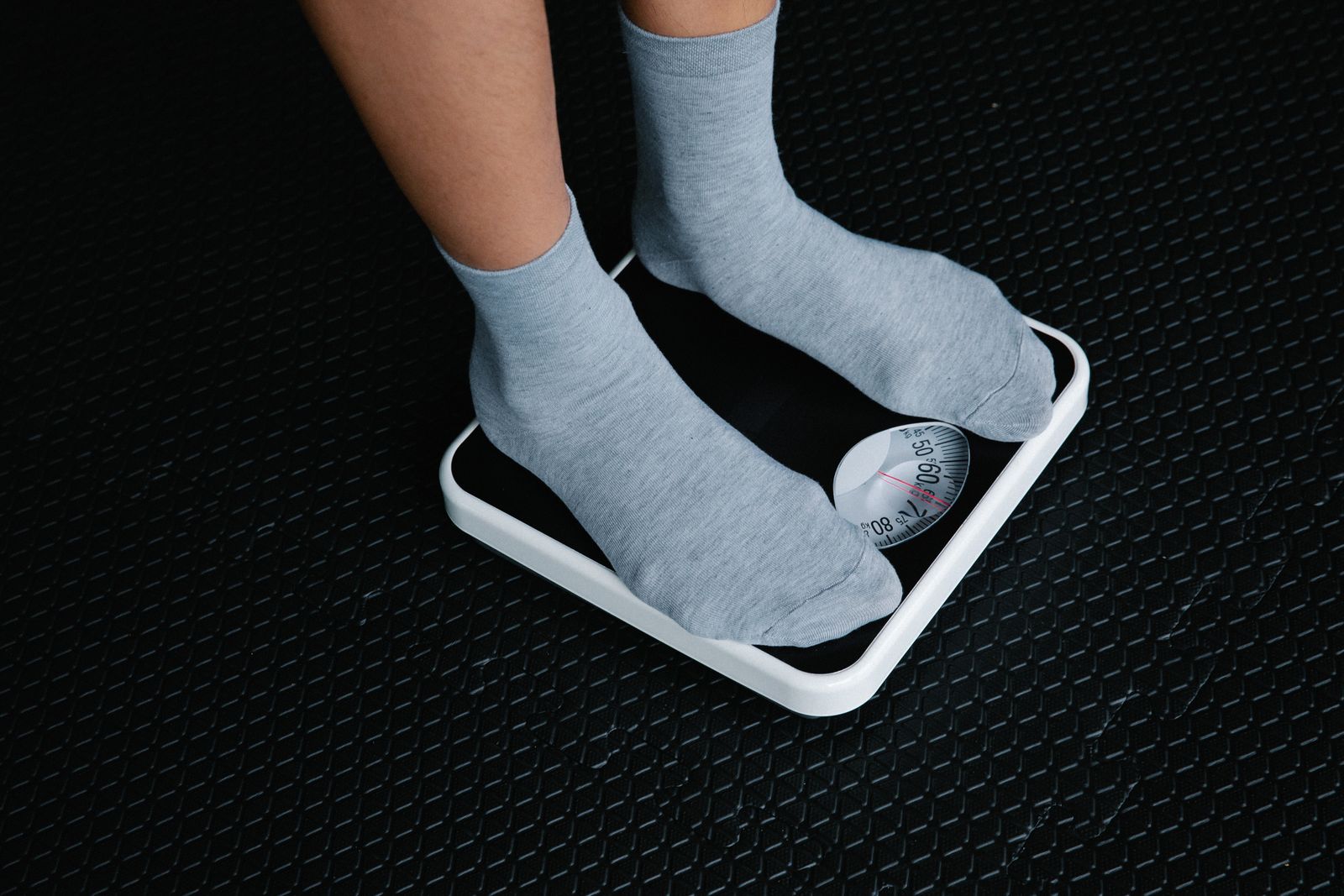 Pieds sur une balance pour suivre l’évolution du poids