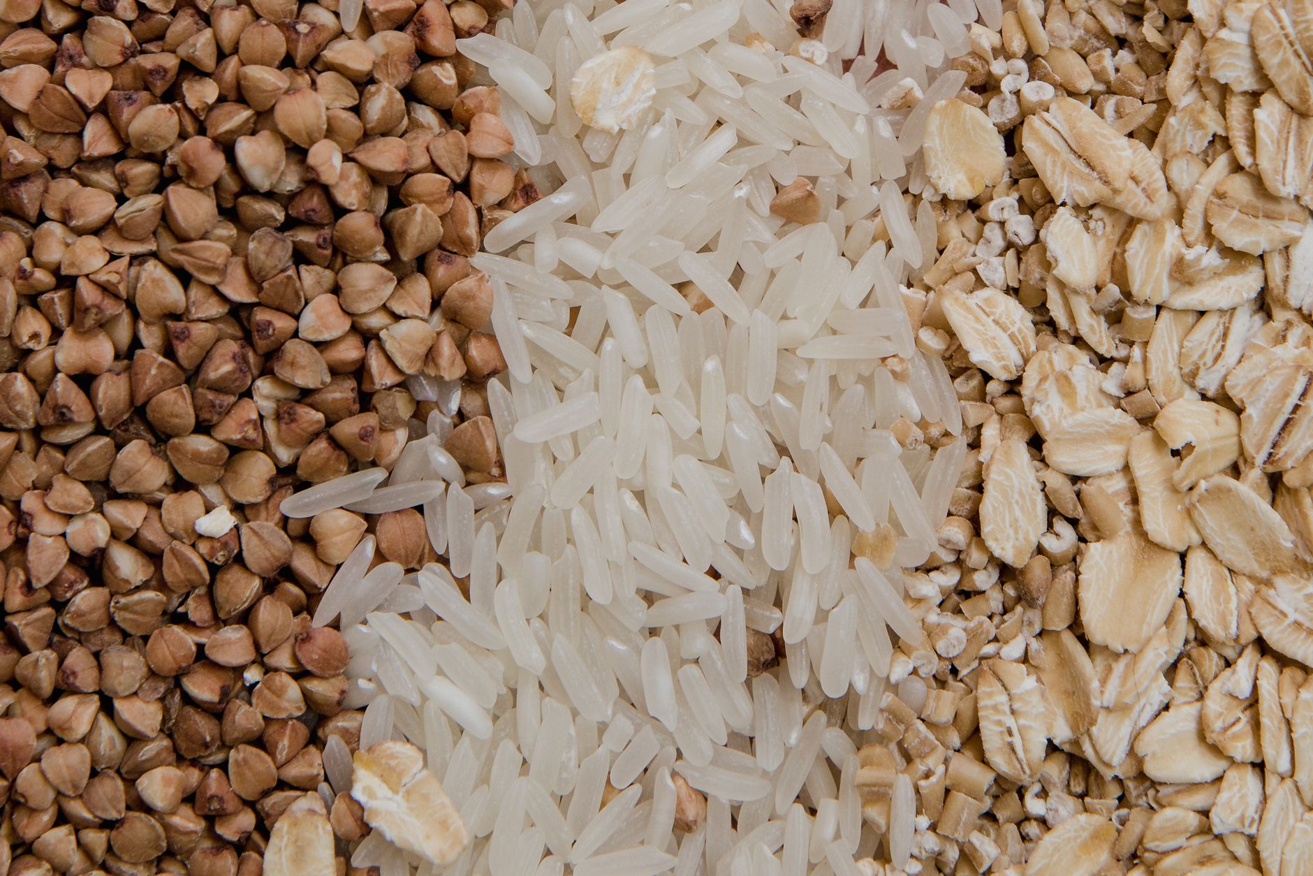 Assortiment de céréales brutes dont sarrasin et riz