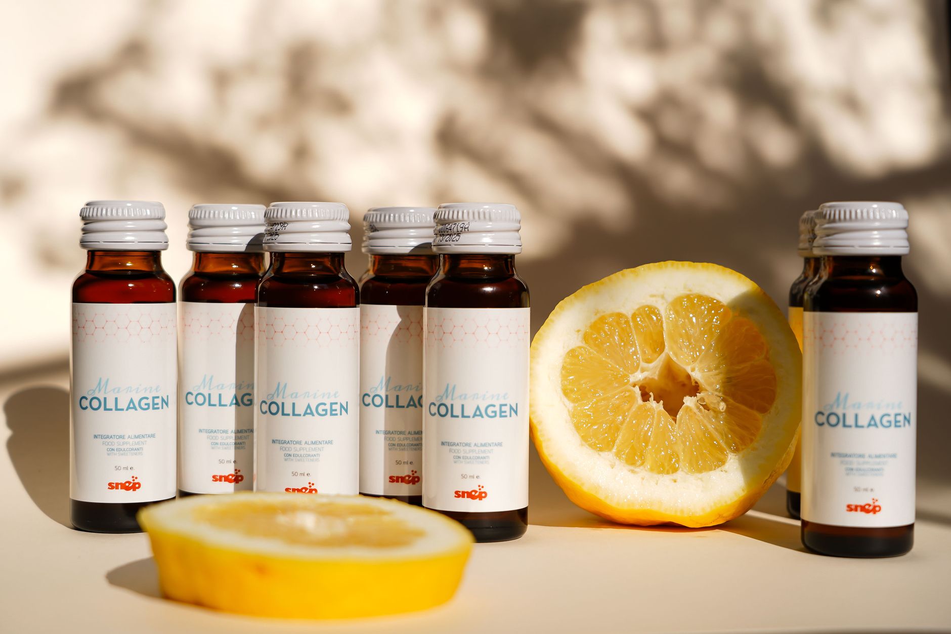Flacons de collagène avec une tranche de citron