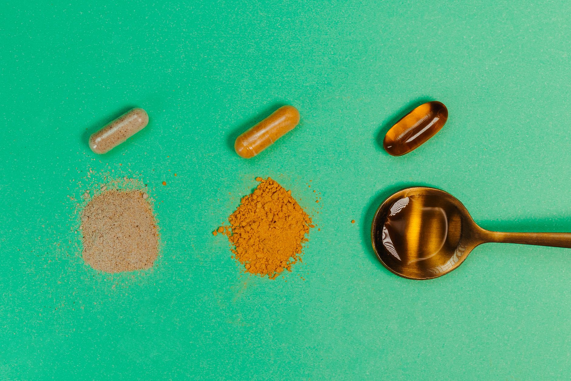 Compléments alimentaires et poudres posés sur une table