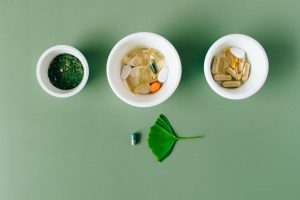 Gélules et plantes en vrac dans des bols en céramique