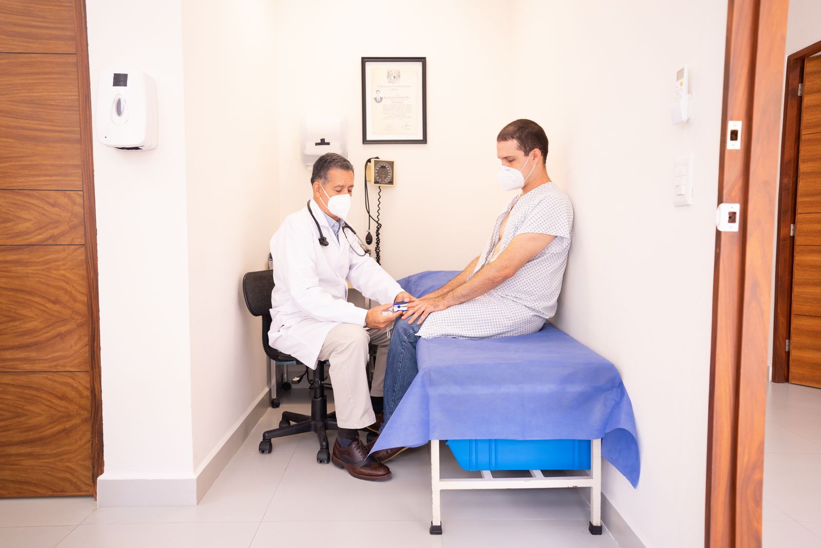 Médecin qui examine les constantes d’un patient en consultation