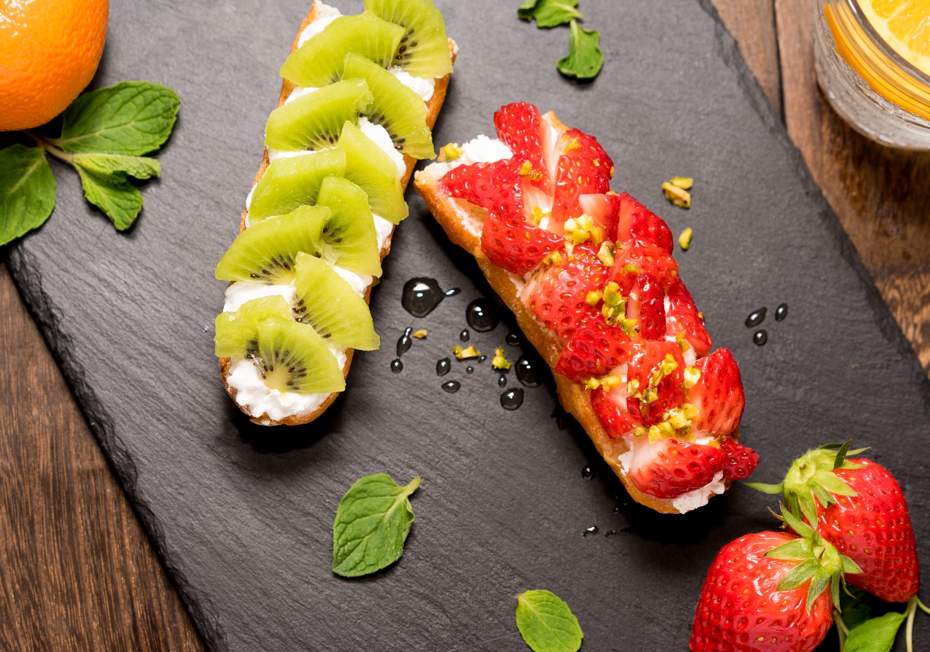 Fraises et tranches de kiwi