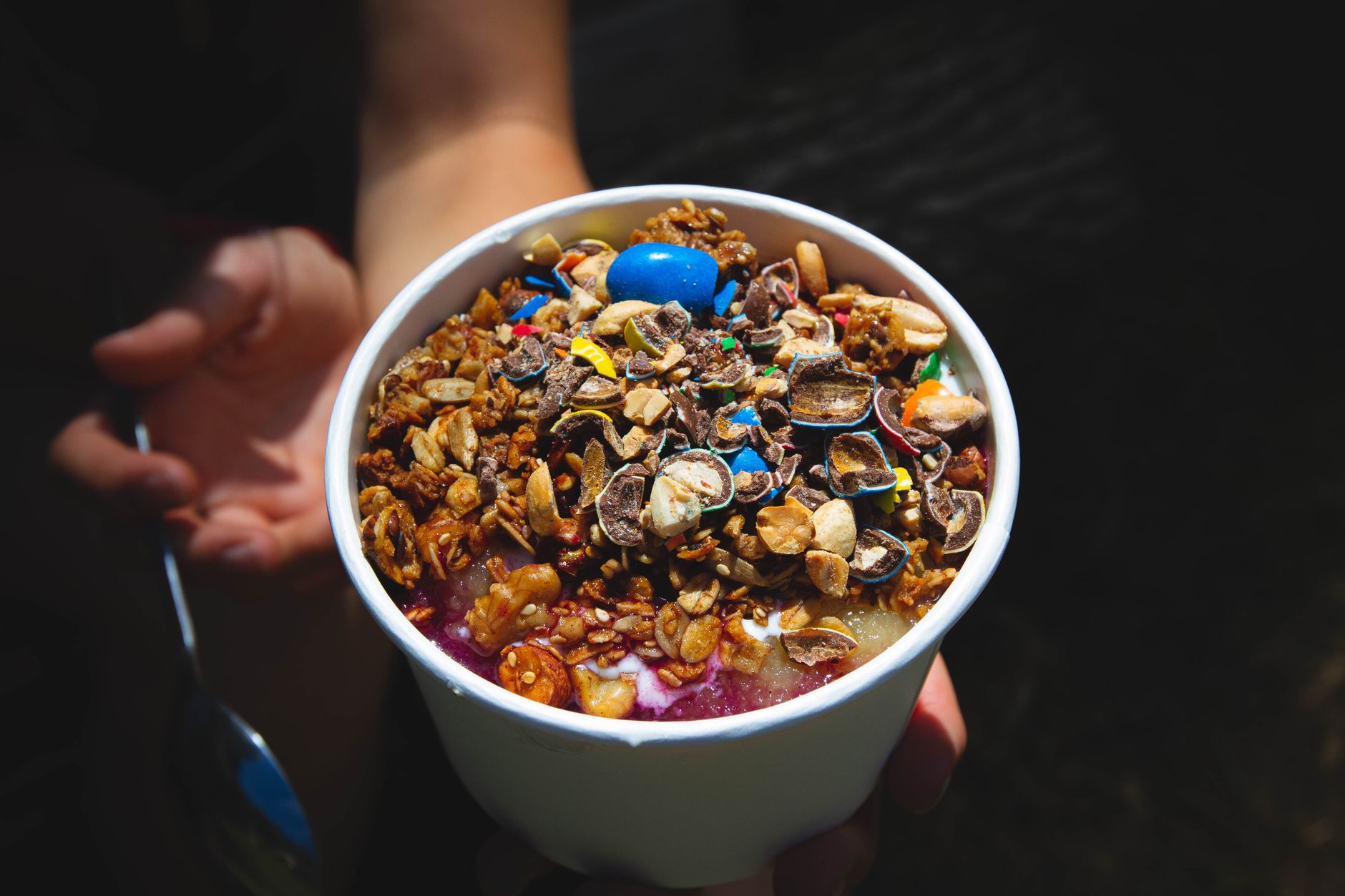 Bol garni de granola en petit-déjeuner