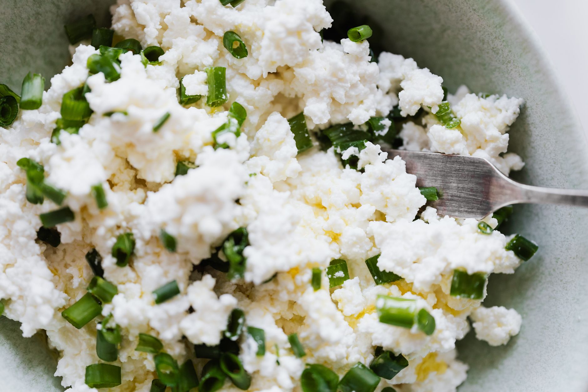 Bol de fromage blanc nature et fourchette