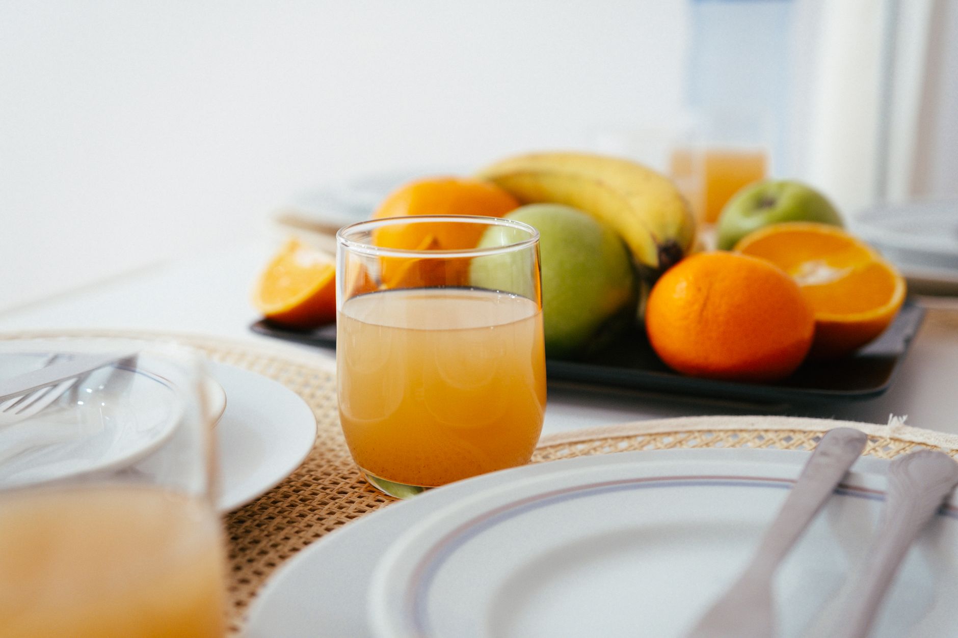 Jus d’orange et fruits pour un petit-déjeuner