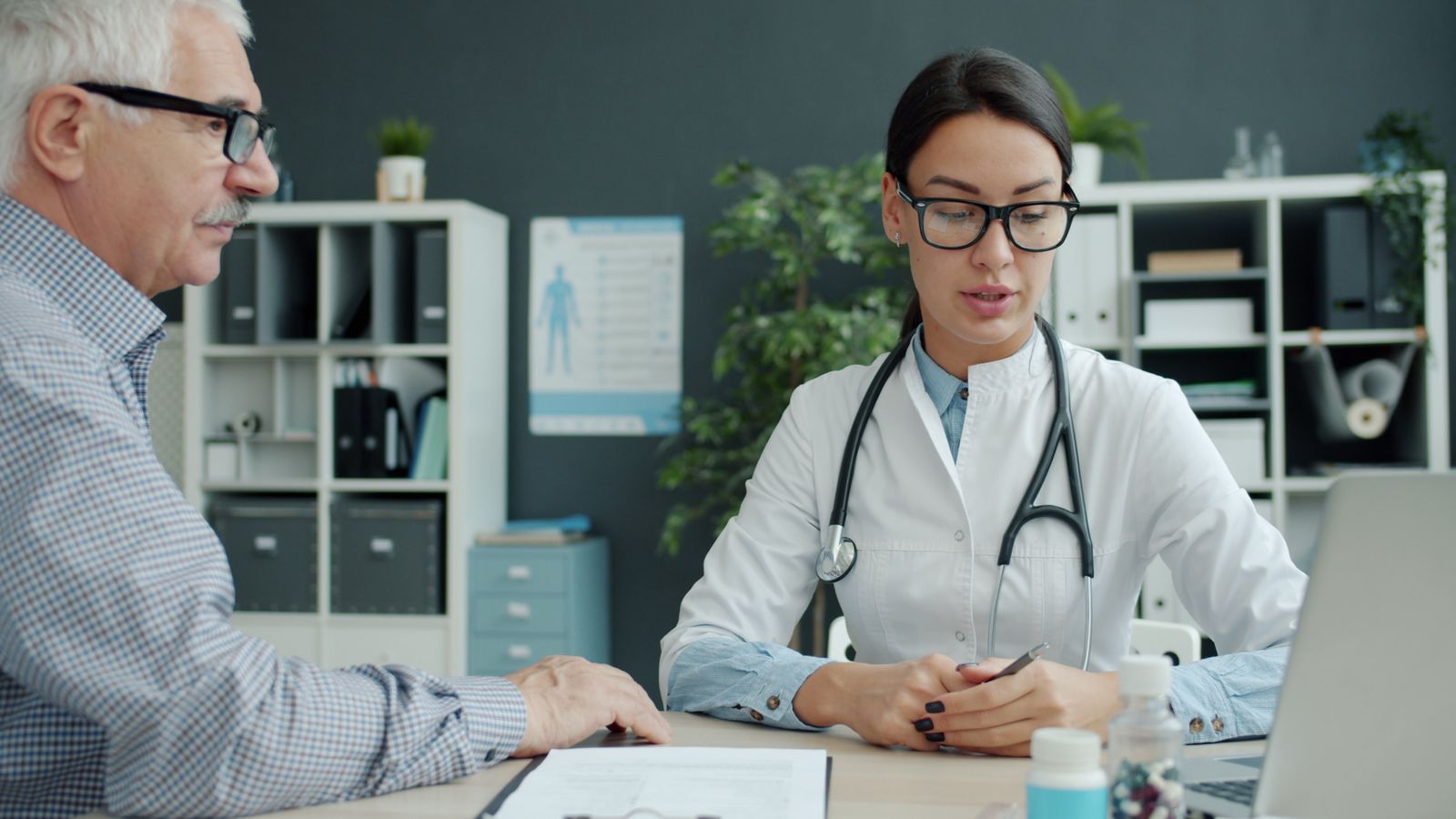 Médecin qui discute d’un bilan de santé avec un patient âgé