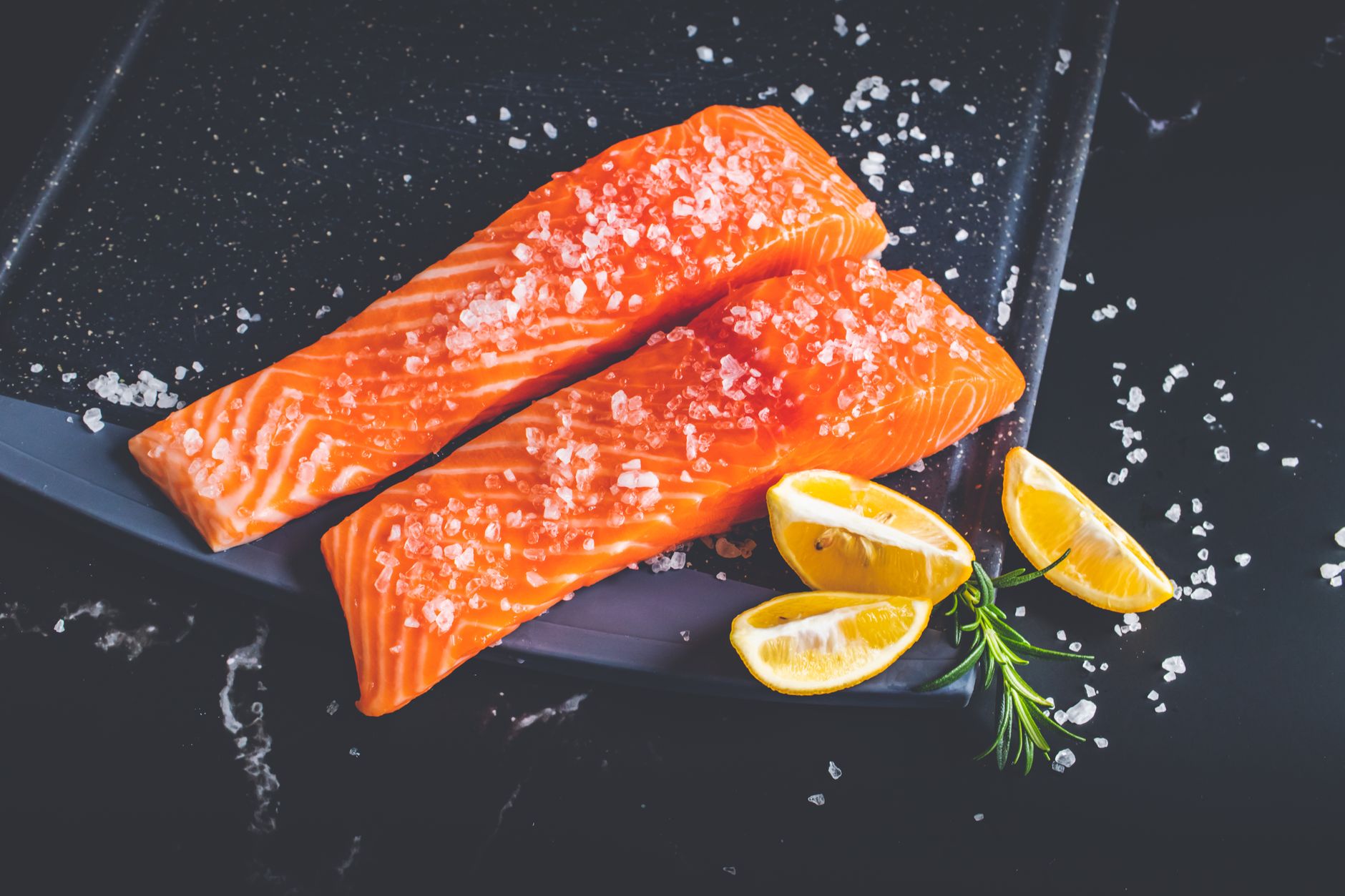 Filet de saumon cru, source d