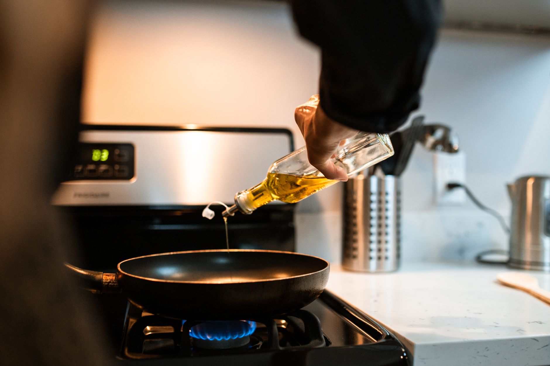 Bouteille d'huile de tournesol dans une cuisine