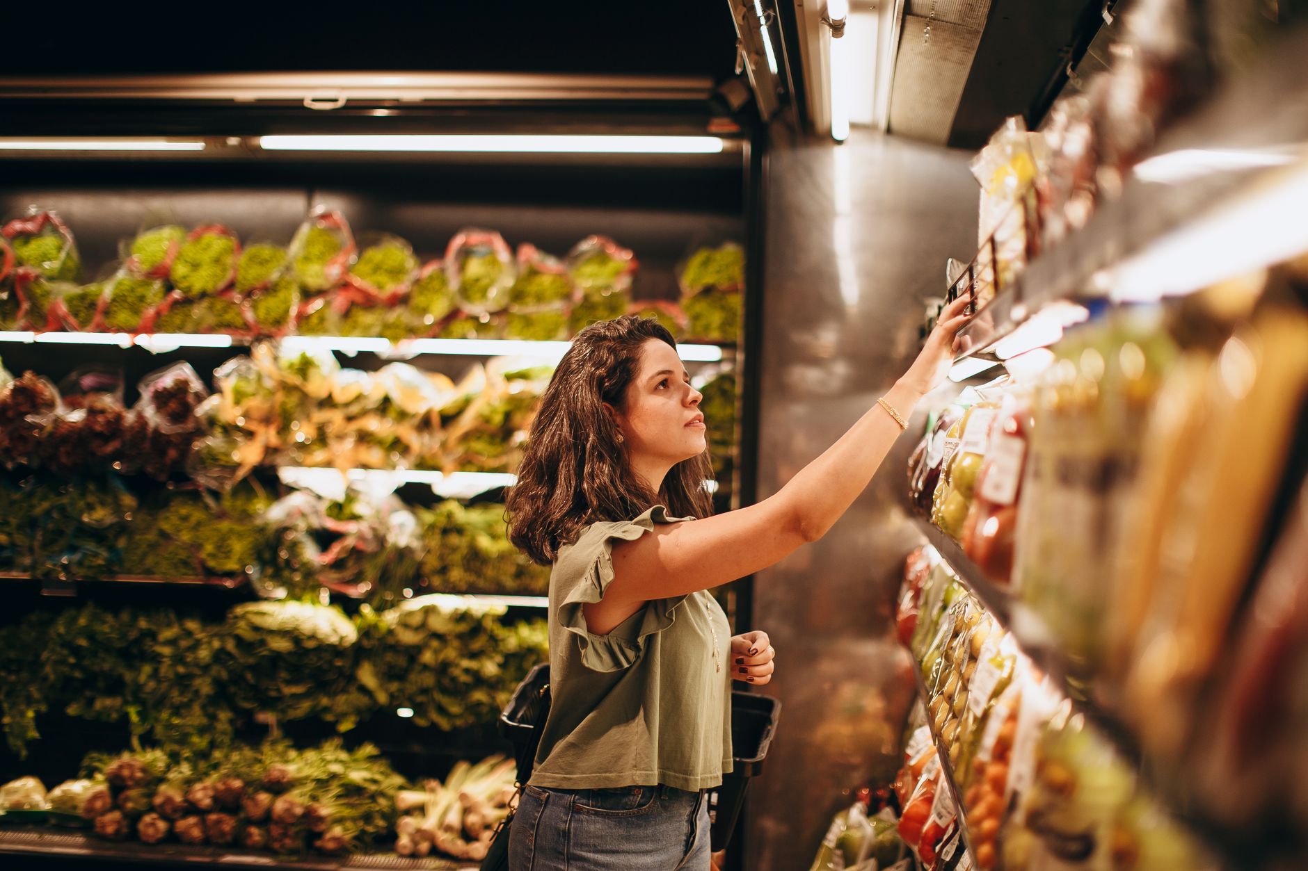 Femme qui lit une étiquette nutritionnelle
