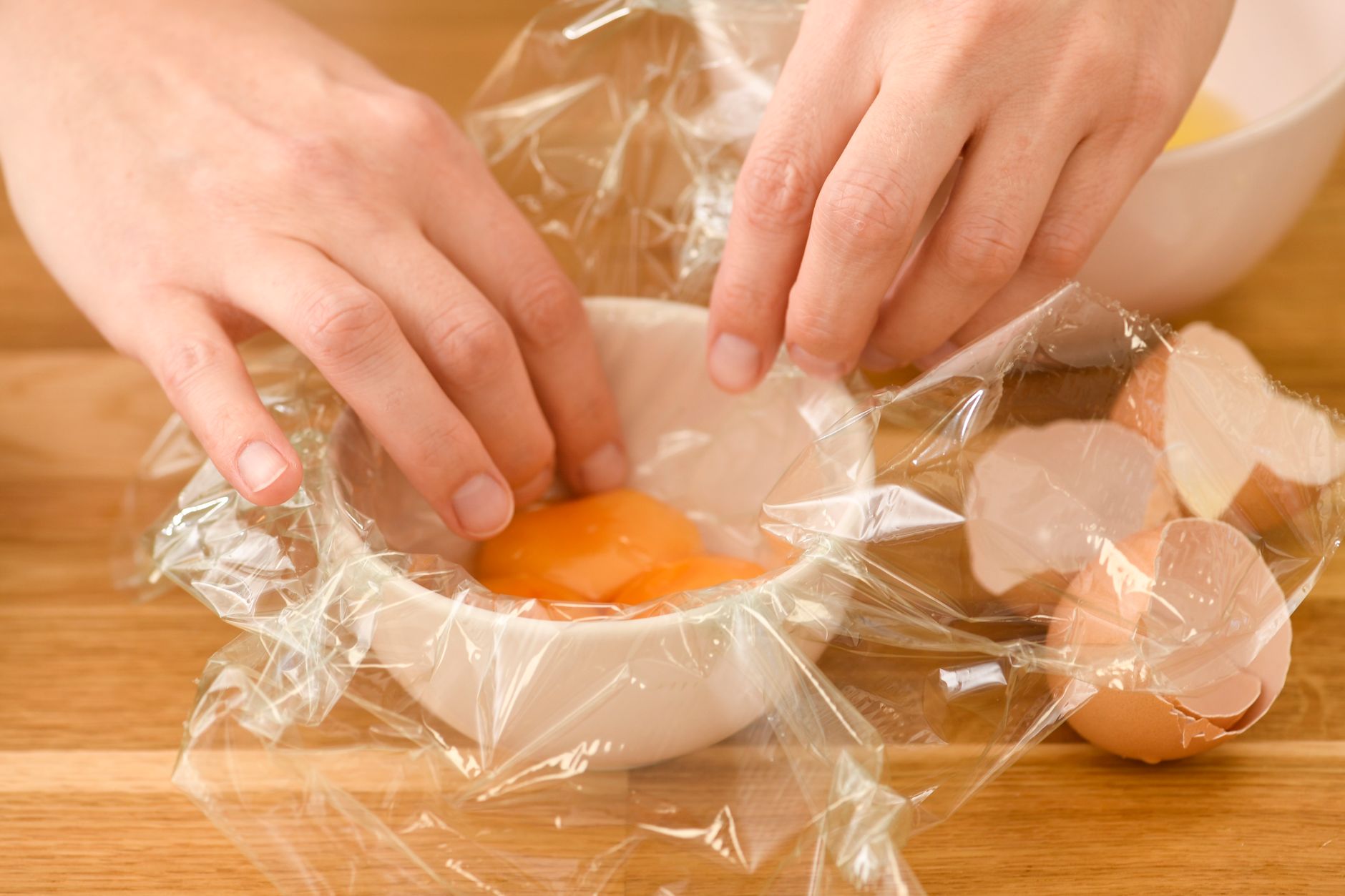 Mains qui préparent des œufs avant la cuisson