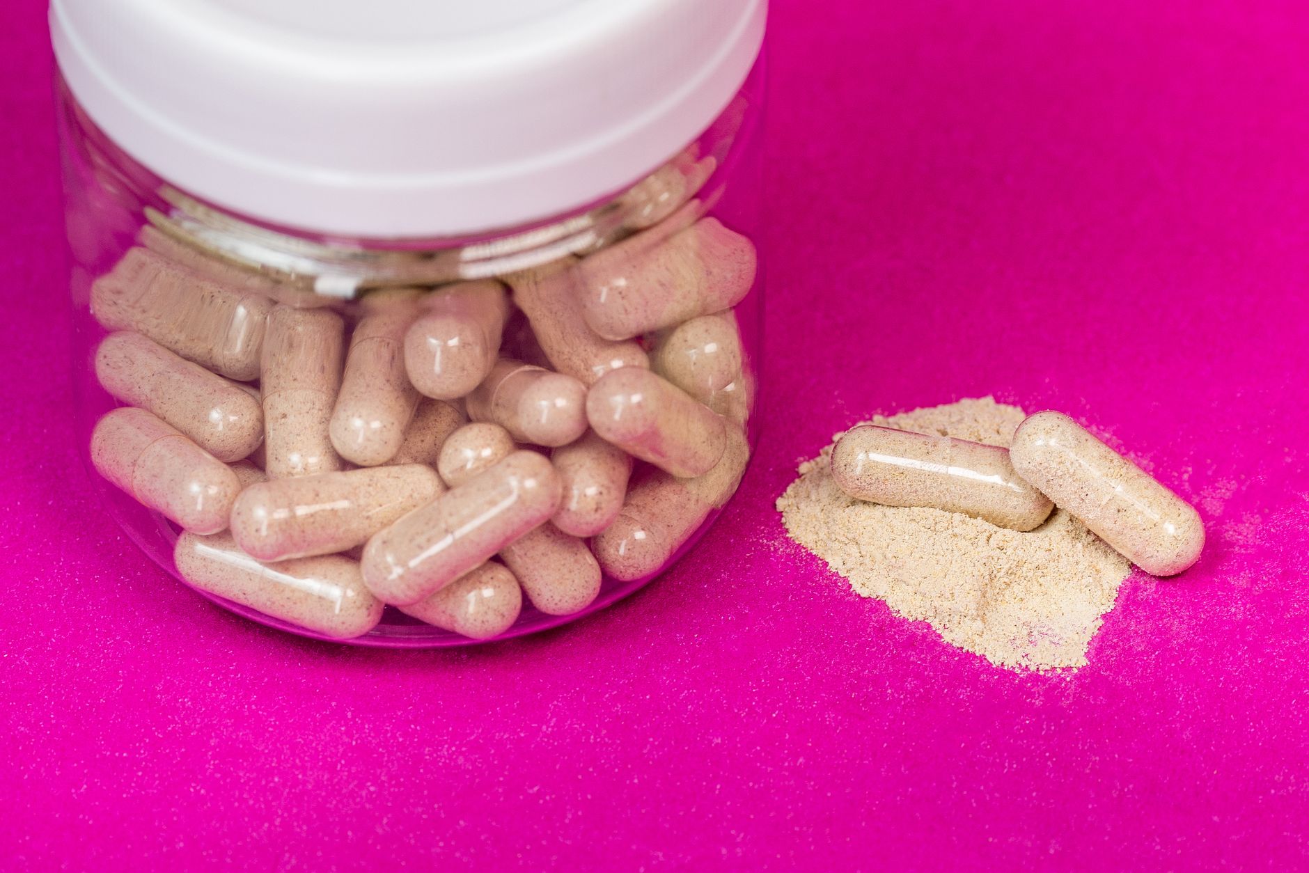 Bocal de gélules à côté de poudre de psyllium