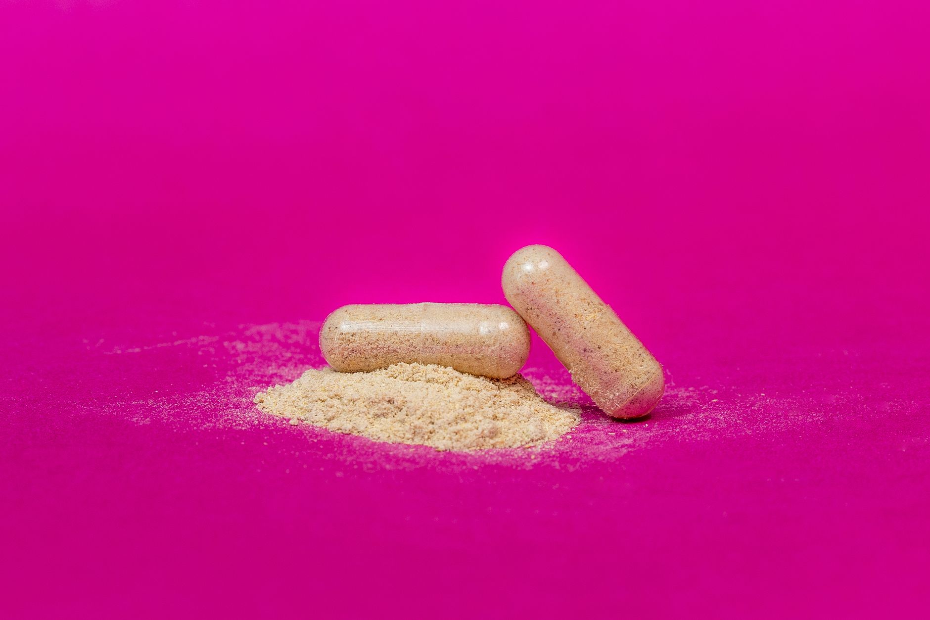 Gélules et poudre de psyllium sur fond coloré
