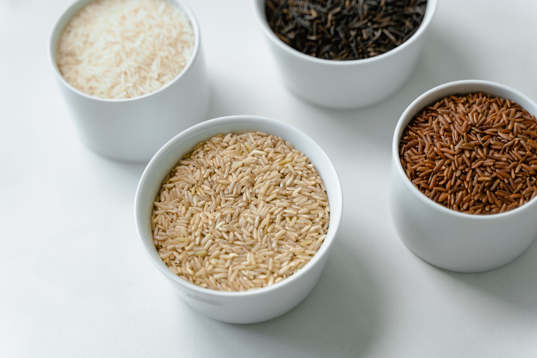 Quatre variétés de riz dans des bols en céramique
