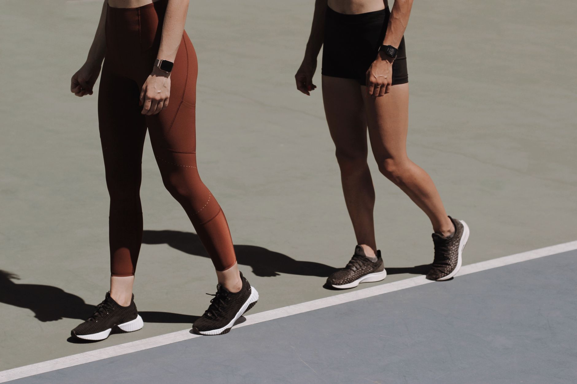 Deux femmes qui s’entraînent dehors en legging