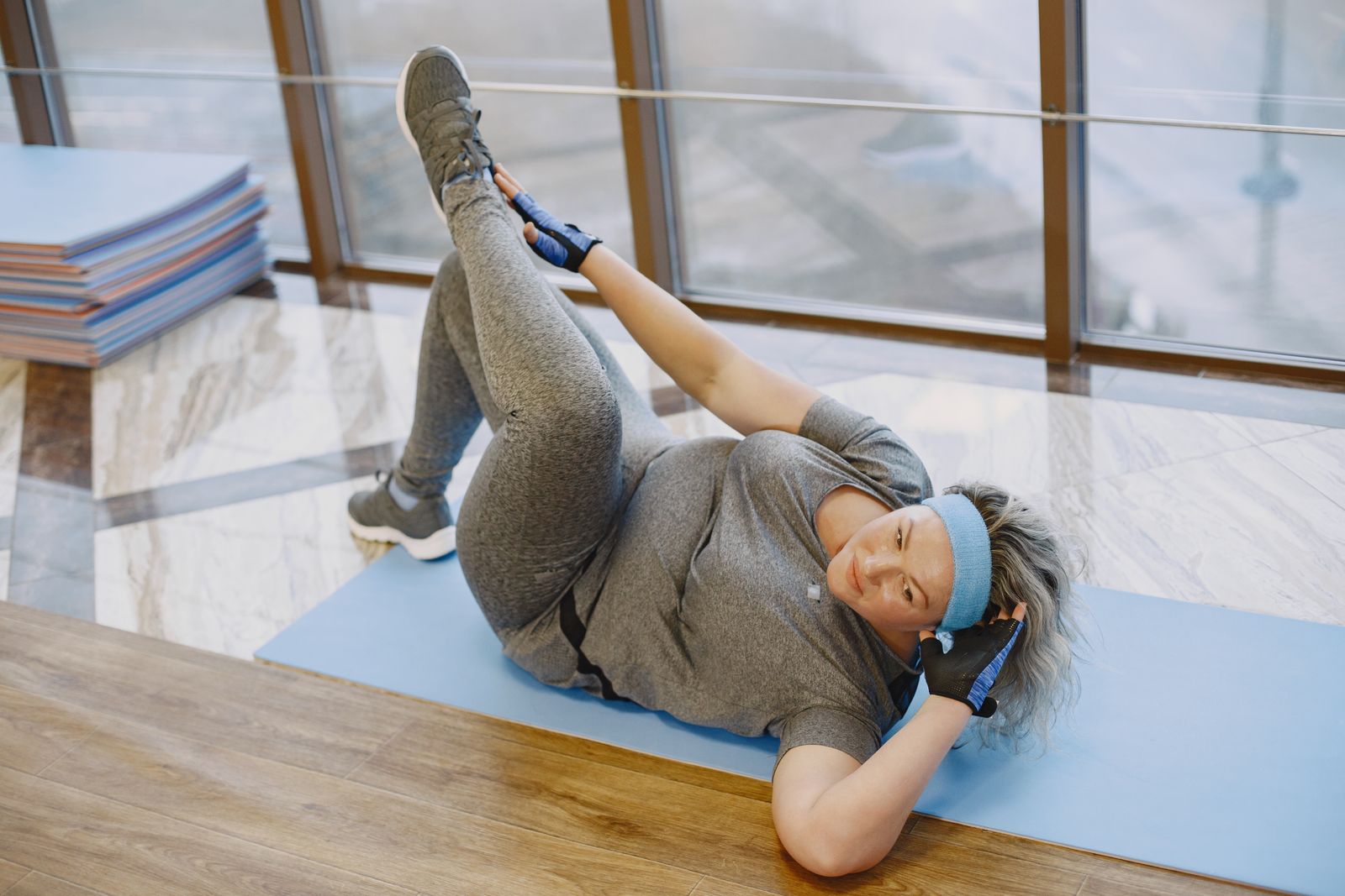 Étirement sur un tapis de yoga en intérieur