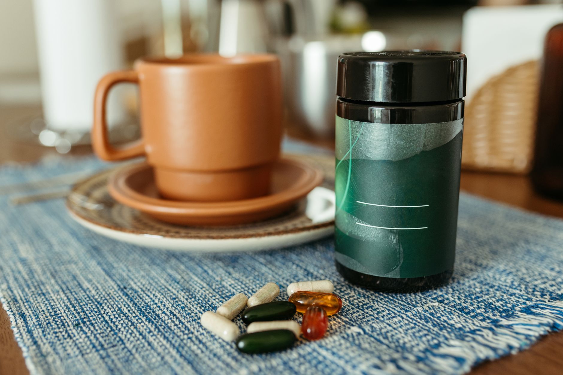 Capsules posées près d’une tasse sur une table